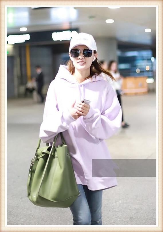 本以为23岁徐璐穿粉色卫衣够嫩了，可看到29岁沈梦辰，我沉默了!