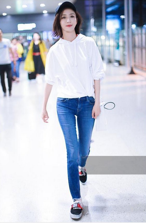 当谢娜与佟丽娅同穿白T恤，网友:满屏尴尬