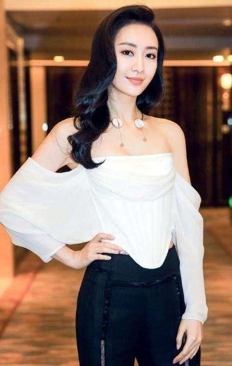 王鸥真空上阵玩性感却被衣袖抢镜，网友：讲真，袖套是败笔！