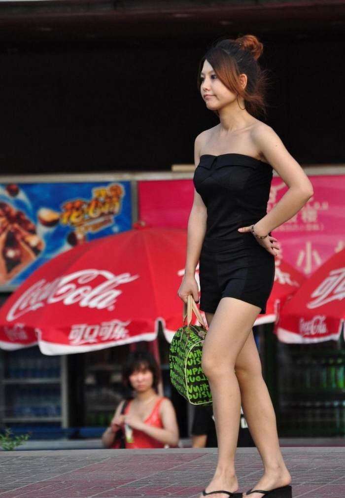 街拍: 为什么女生都喜欢穿紧紧的衣服?