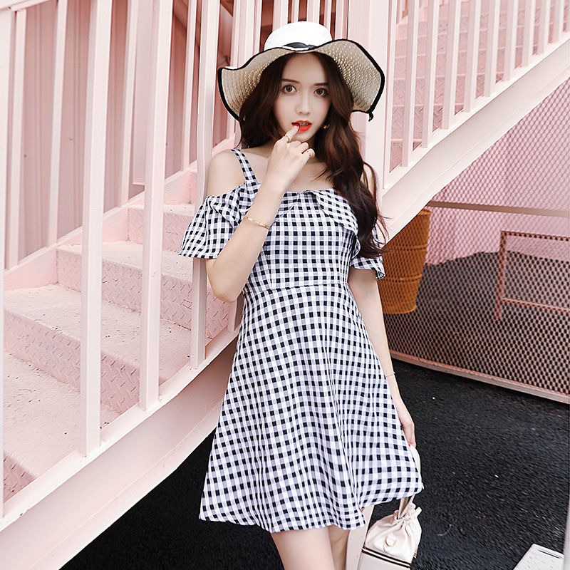 快一饱眼福，身材完美的女人换上流氓裙，特别美丽动人~