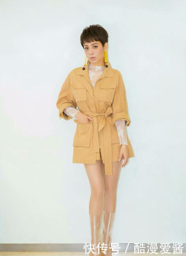 宁静穿这么紧身的裙子，没看到一点赘肉，真羡慕她的身材！