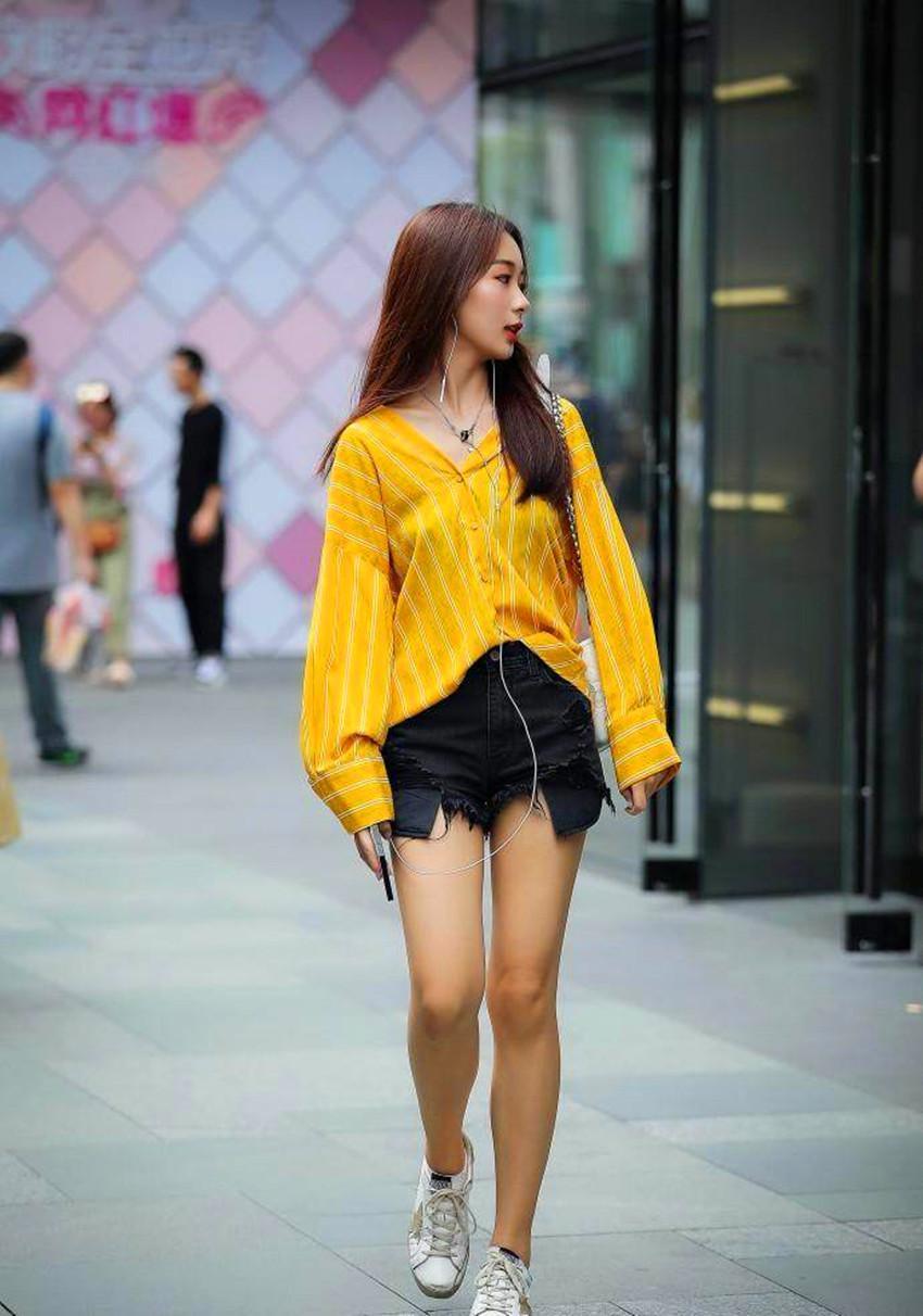 街拍：图1时尚美女，穿一袭黑色长裙，图3优雅美女，穿波点裙子