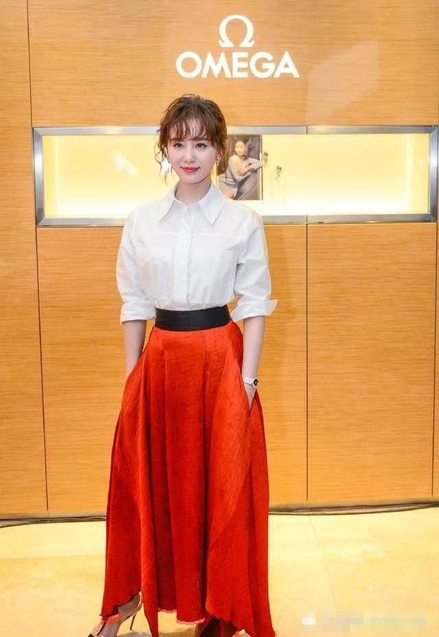 同穿红色，冉莹颖跟其他女星画风就不一样！网友：她在秀事业线！
