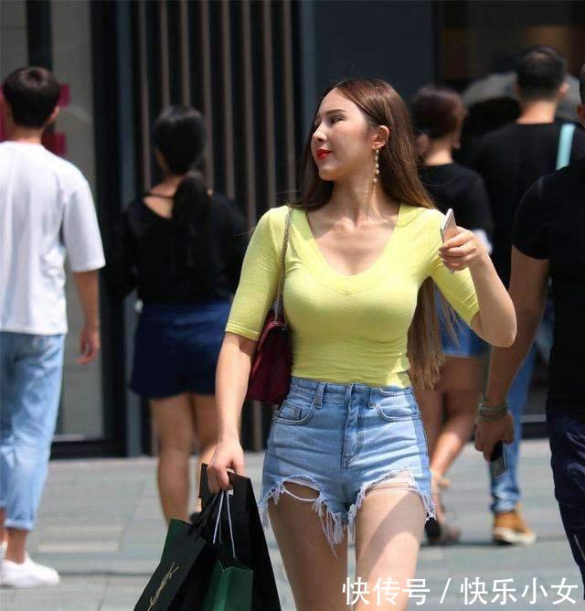 街拍穿纱裙上街的小姐姐，身材就是这么好，长腿完美自信！