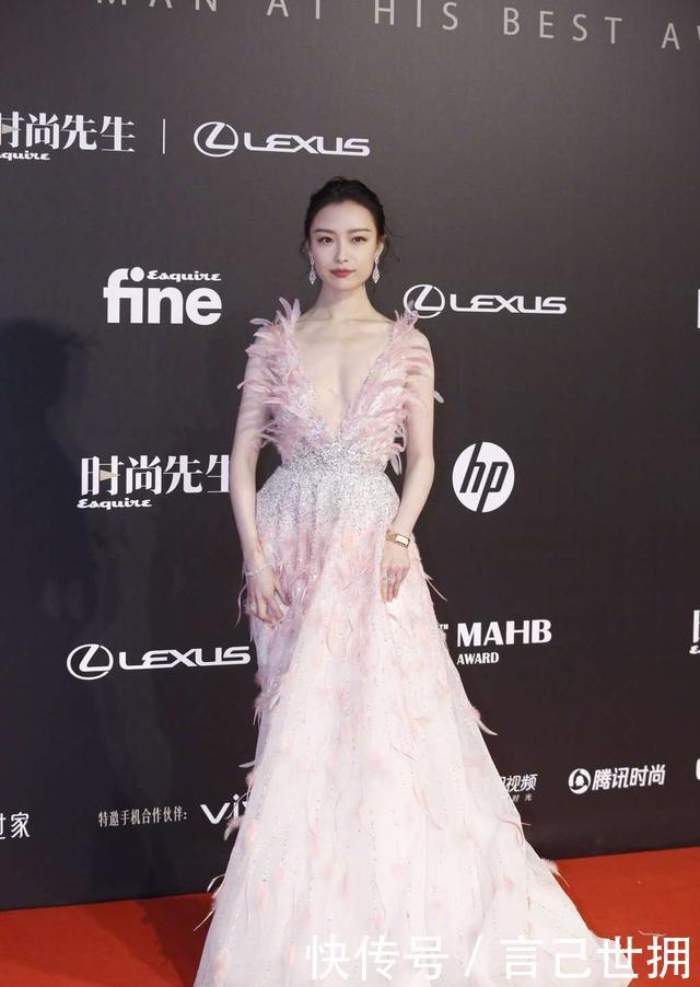 「樱粉色连衣裙」2020春夏流行色“雾霜樱粉”上线,显白时髦有气质,谁穿谁好看