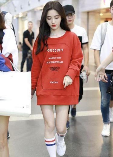 鞠婧祎和欧阳娜娜同时玩下半身失踪，网友：小奶猫和女神的差距！