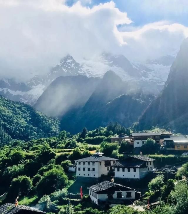天堂向左,雨崩向右。不去天堂,就去雨崩
