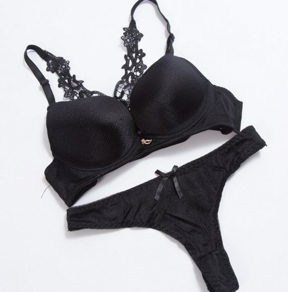 大热天女人别戴文胸，热得要死，看上海女人这样穿着，看得我脸红