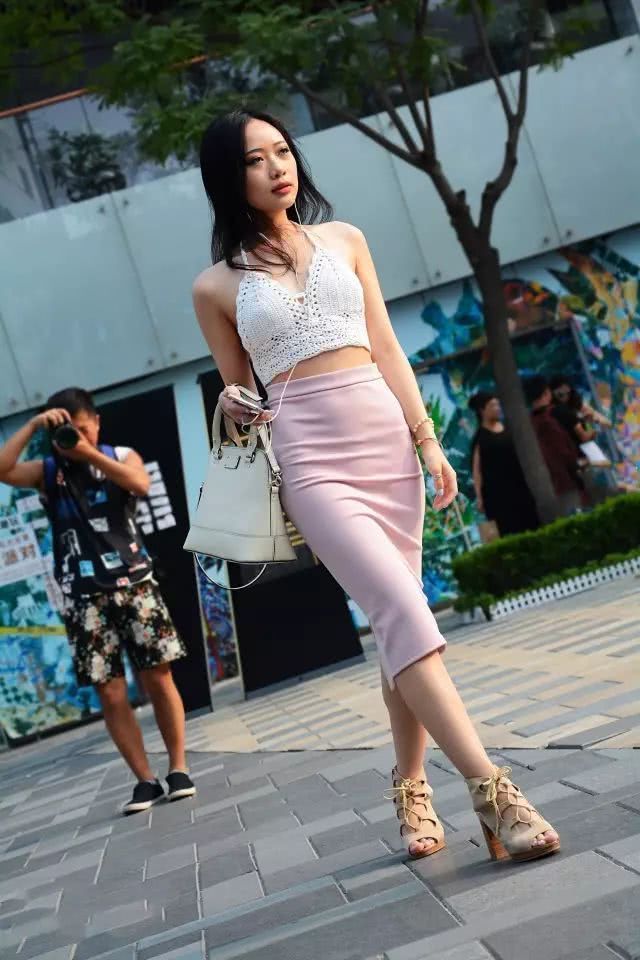 气质小姐姐针织内衣搭配长款包臀裙，另类性感闪耀街头