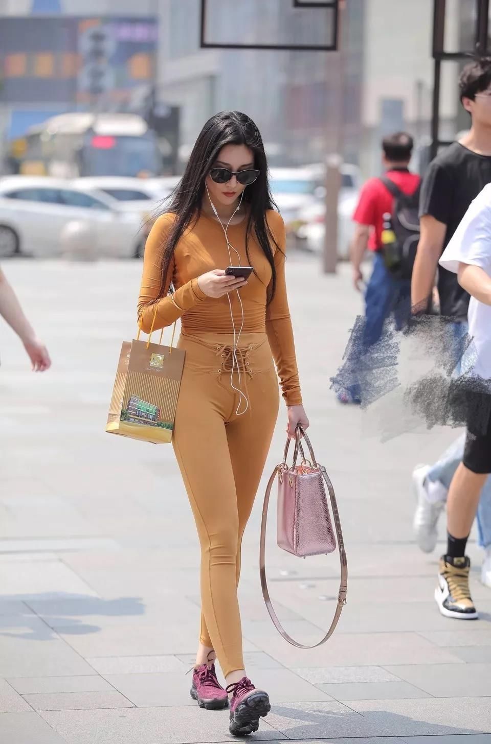 街拍美女：紧身装美女大秀完美身材