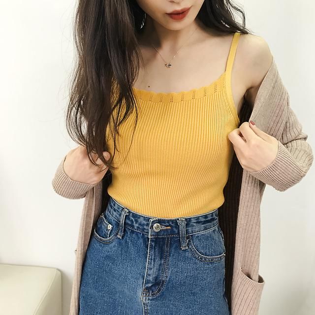 优雅与性感并茂的吊带背心，搭配短裤凉鞋，时尚又清爽