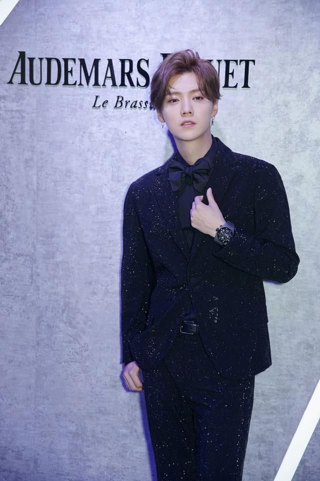 鹿晗不过是穿了套西装，颜值爆表帅到窒息，一举一动尽显王子风范