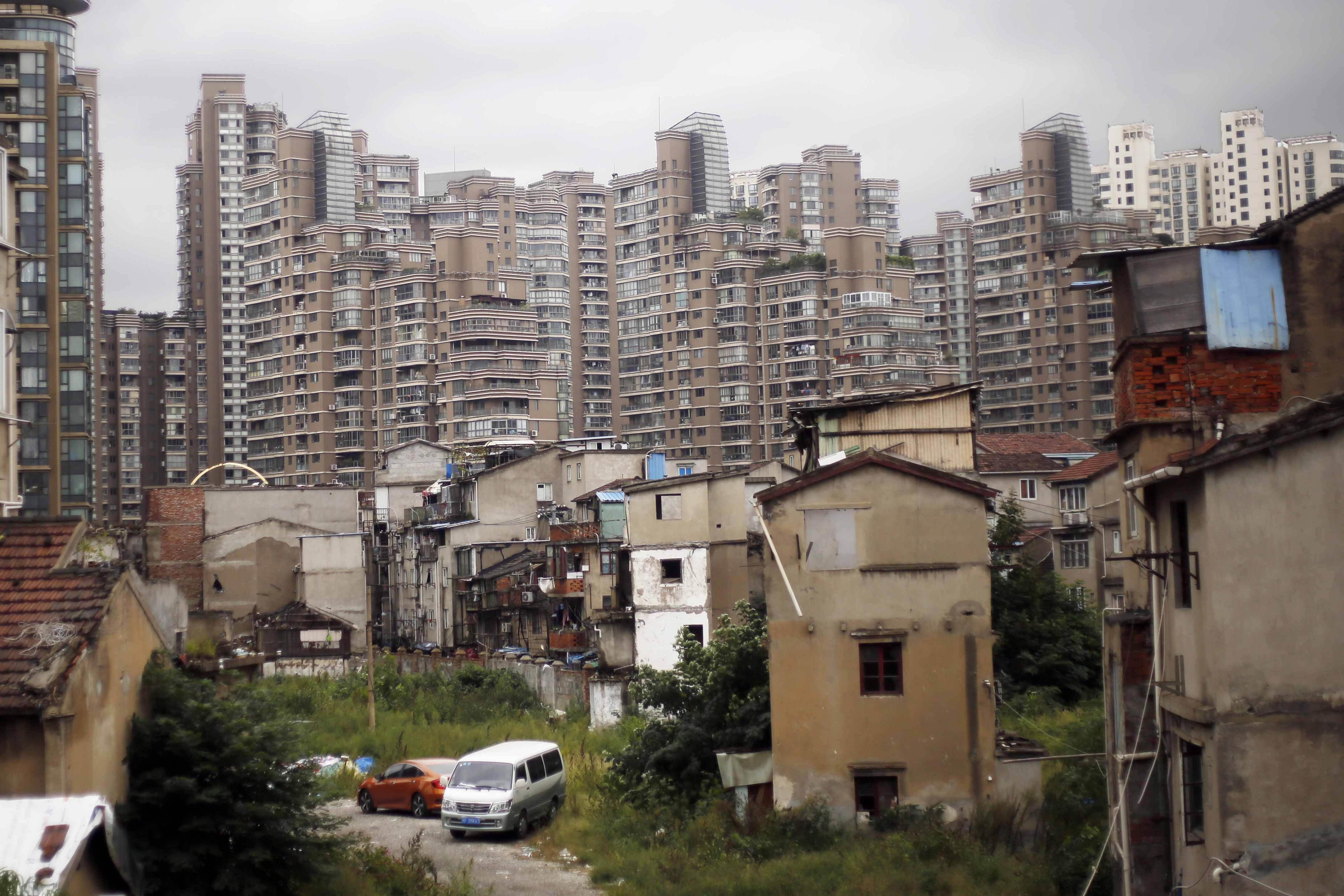 中国最“惨”小区，开价一亿拒绝搬迁，如今被豪宅包围成为笑话