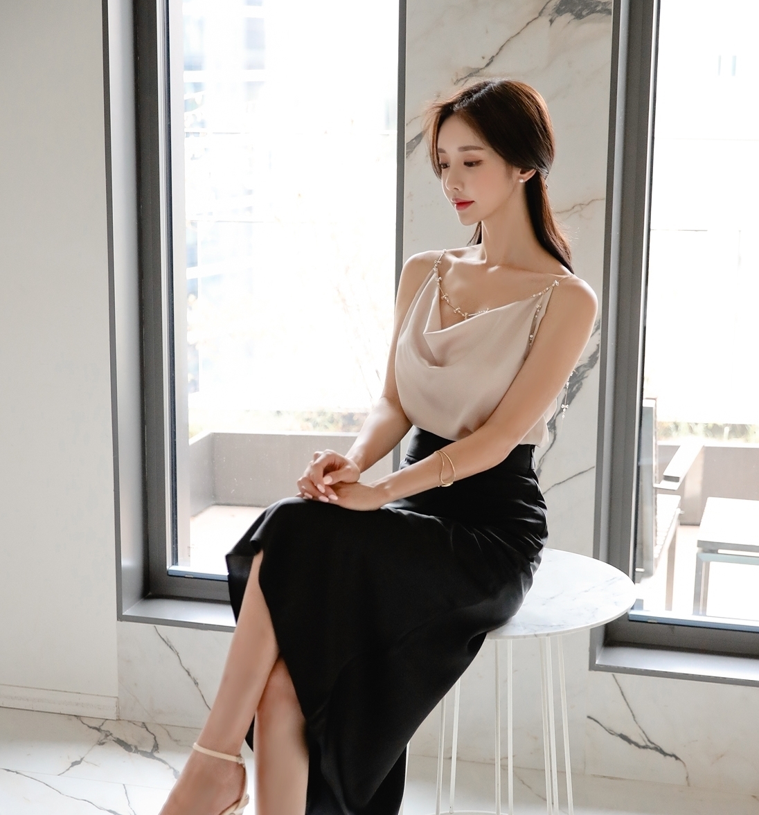 「工整」美女你裙子这么潮,不怕划到自己?