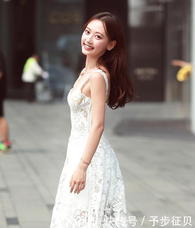 【 10笑靥如花】她的笑容有种别样魅力,街拍:小姐姐清纯中带着妩媚