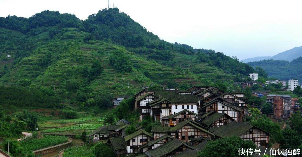 四川的云顶寨以名臣崖、云顶古寨、云顶鬼市闻名于世