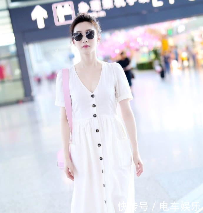 江疏影还真是会搭, 雪纺白衬衫配蓝短裤, 暴露了一双惊艳长腿!