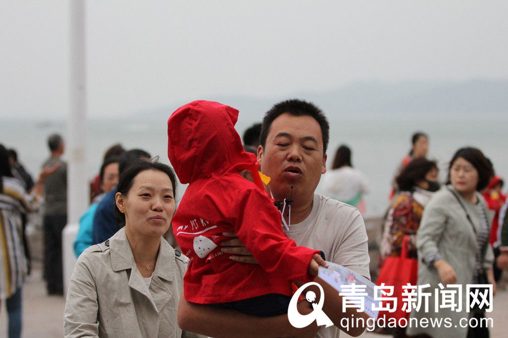 冷空气 9级大风驾到！游人兴致满满，顶风冒雨游栈桥