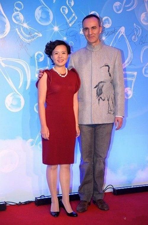 龚琳娜满脸皱纹，身材也发福!网友:老罗是怎么看上你的