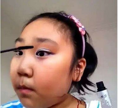 你一定没见过00后小学生化妆，你还在素颜吗?逆!天!了!