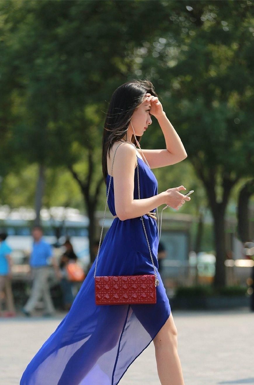 身穿蓝色吊带裙的高颜值美女，这气质堪称仙女了!
