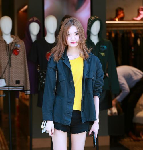 一头乌黑及腰的长发，让美女整个人的气质清秀淡雅非常清纯甜美！