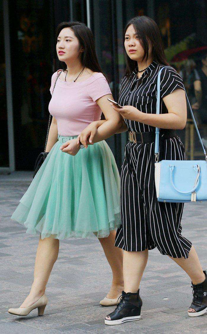 街拍: 闺蜜们还真有默契, 不但身材接近, 穿搭和气质也很相衬