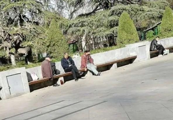  排队：不戴口罩？！排队去喝胡辣汤？！还没到放松警惕的时候