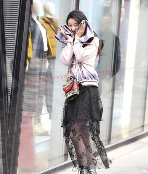 「清爽」街拍:亭亭玉立的美女,一件黑色的露肩连衣裙,时尚清爽魅力十足