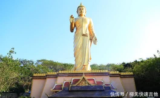 这个寺庙据说很神奇 有很多人来许愿还有许多人情愿来这里当和尚