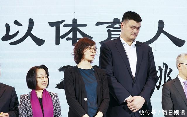 姚明和妻子并肩公开亮相 身高1米9的叶莉显小鸟依人