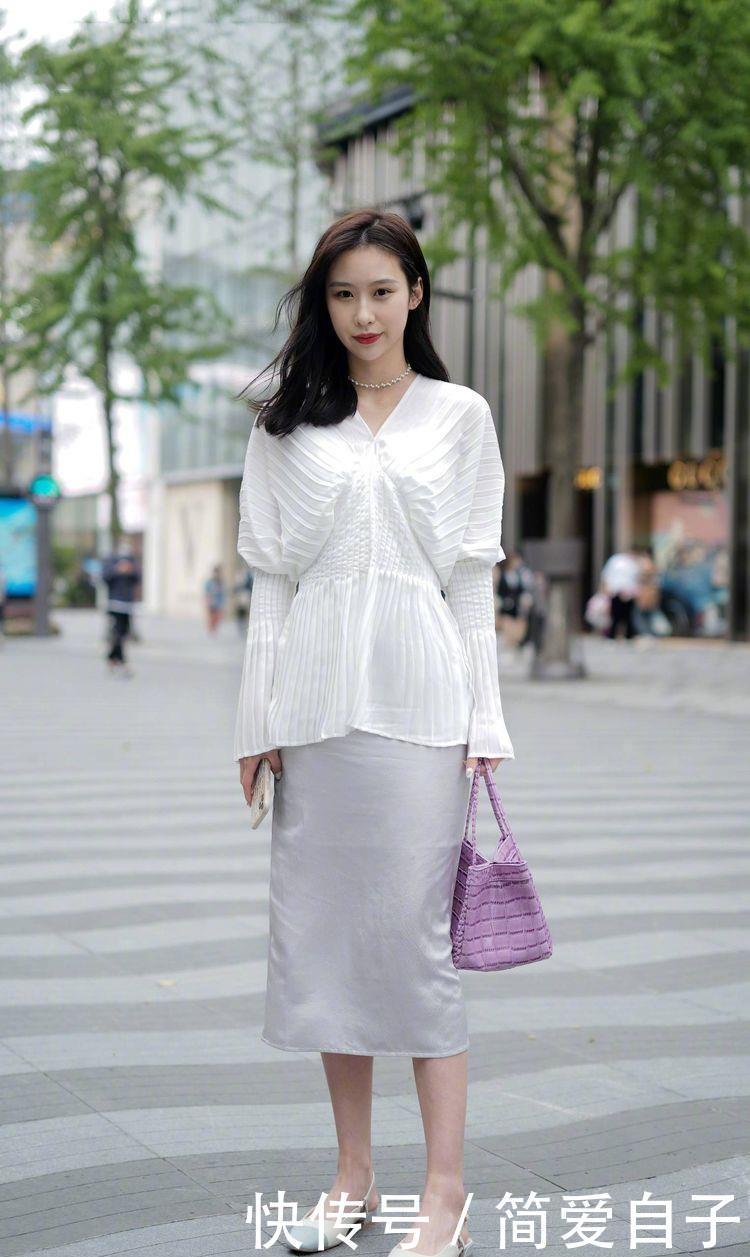  美女|小姐姐一件白色短袖T恤，搭配一条蓝色牛仔短裙，美得冒泡