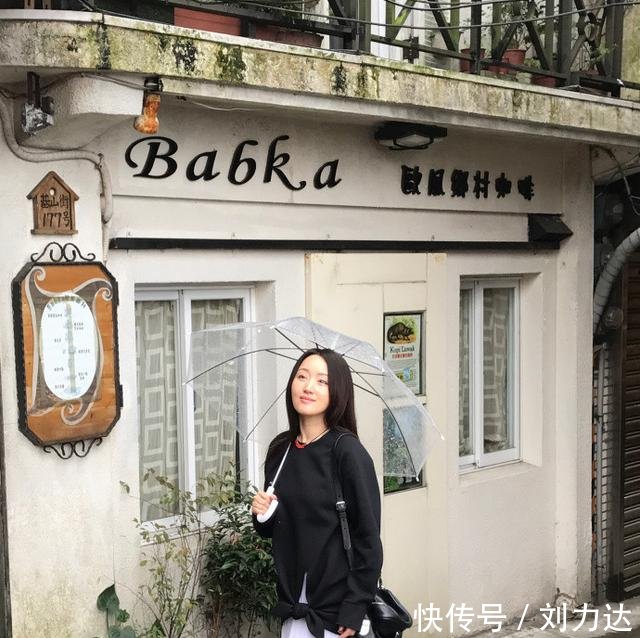 47岁杨钰莹看着真像17岁，手却辣眼睛，网友还是别装嫩了