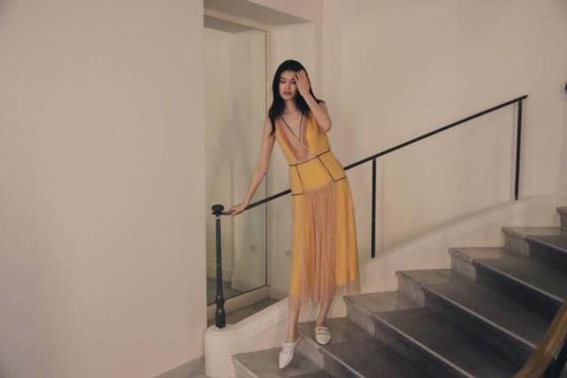 何穗的气场镇强,凹黄色系连衣裙贼显美,我也要来一款