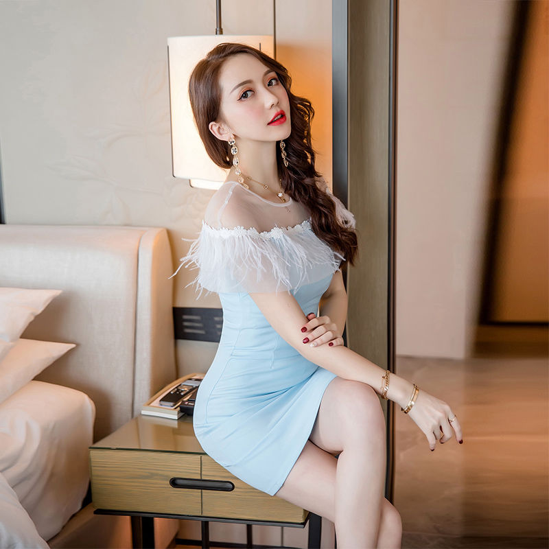 比旗袍更为性感的包臀裙，勾勒曼妙曲线，每走一步都风情万种