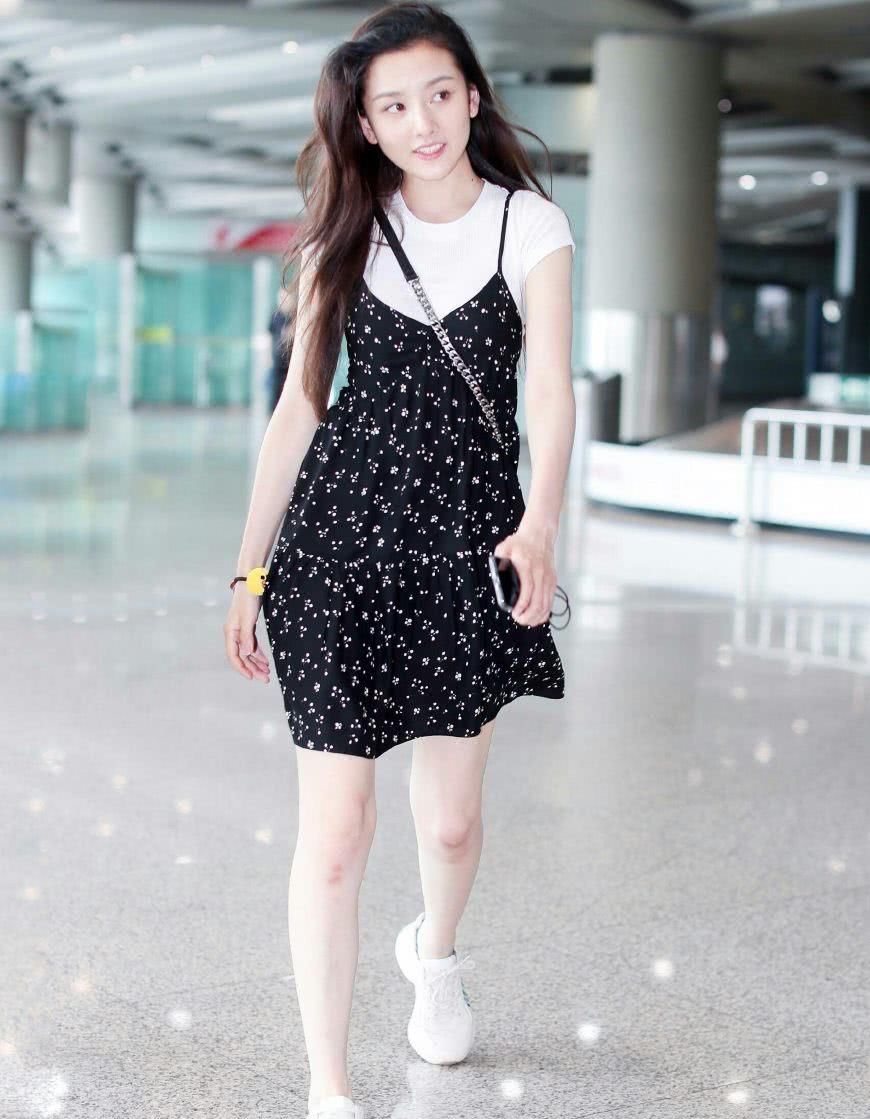 宋祖儿发质差到撩完头发直接换发型，网友：她的嘴实在没美感！