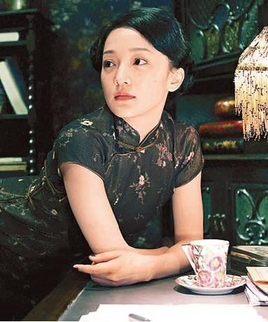 每个女明星都穿过旗袍？各个古典，但她却穿出了现代美！