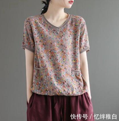 『建议』女人一旦过了55岁,建议穿高贵点!“黛青遮肚装”让你告别水桶腰