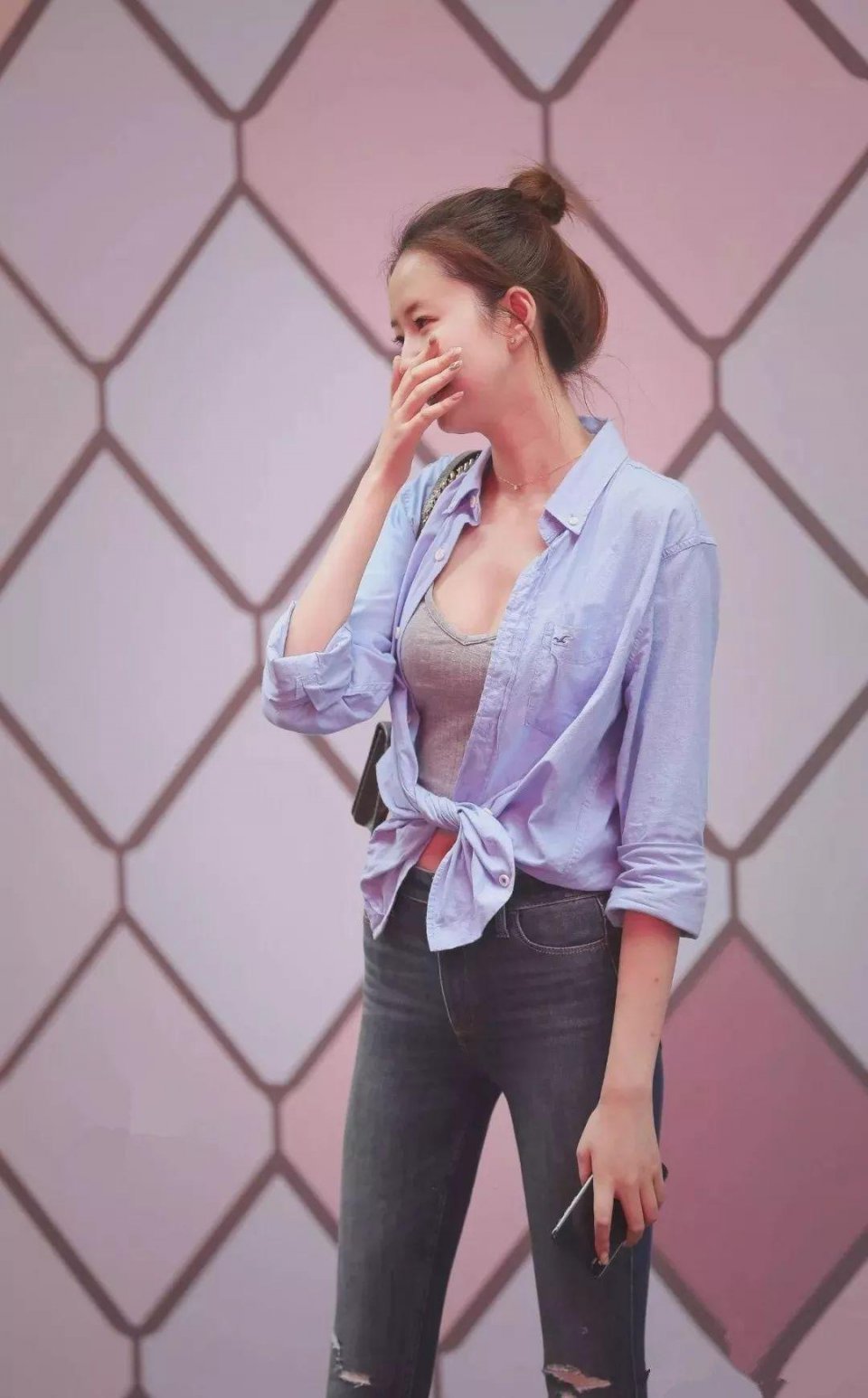 街拍：丸子头女生才是真正的魔鬼身材，还有谁！