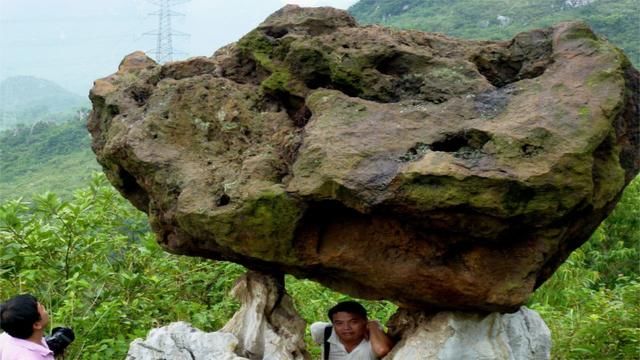 广西“双峰托蛋”奇石，20吨的巨石被2石尖托起，从何而来无人知