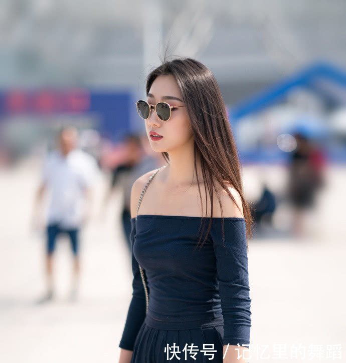 街拍甜美可爱风的妹子，秀出青春与美丽