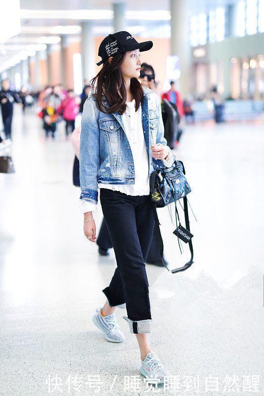 厉害了杨钰莹!撞衫关晓彤一点都没输,明明大27岁看着更像姐姐