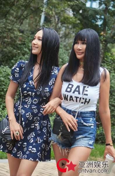 和女儿一起穿帆布鞋 张咪：活成每个女人都想要的样子！