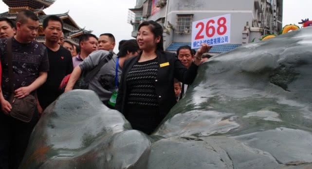 河底发现40吨巨石，3农民合资13万运回，竟卖了1000万元