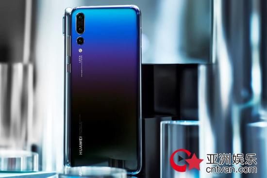 秋冬季如何穿着Chic？看华为P20新配色瞬间提升女性时尚感