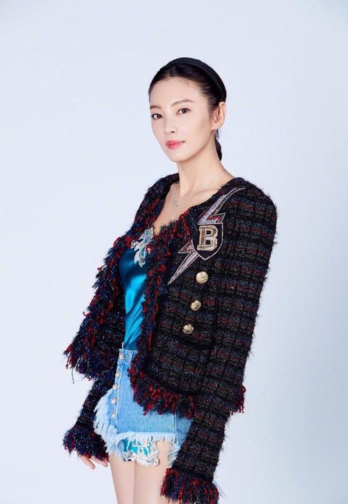 张雨绮可攻可甜,白色礼裙格纹西装统统hold住,网友:仙女本仙!