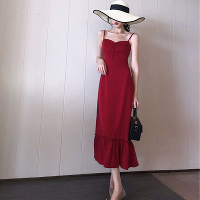 身着“吊带裙”的女人，总会让人觉得神秘且格外迷人