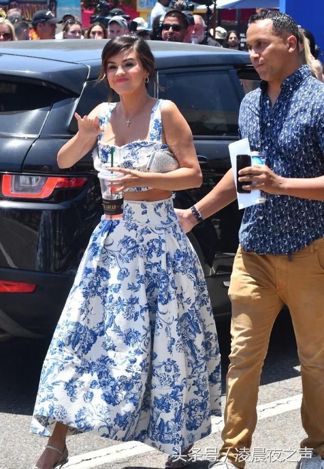 赛琳娜穿中国风长裙太亮眼，腰间却被勒出一圈肉，25岁嫩成15岁