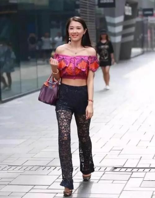  【风采】潮范儿女神来了，街拍：娇嫩丰盈的美女，一件格子上衣配黑色短裙，时尚风采迷人